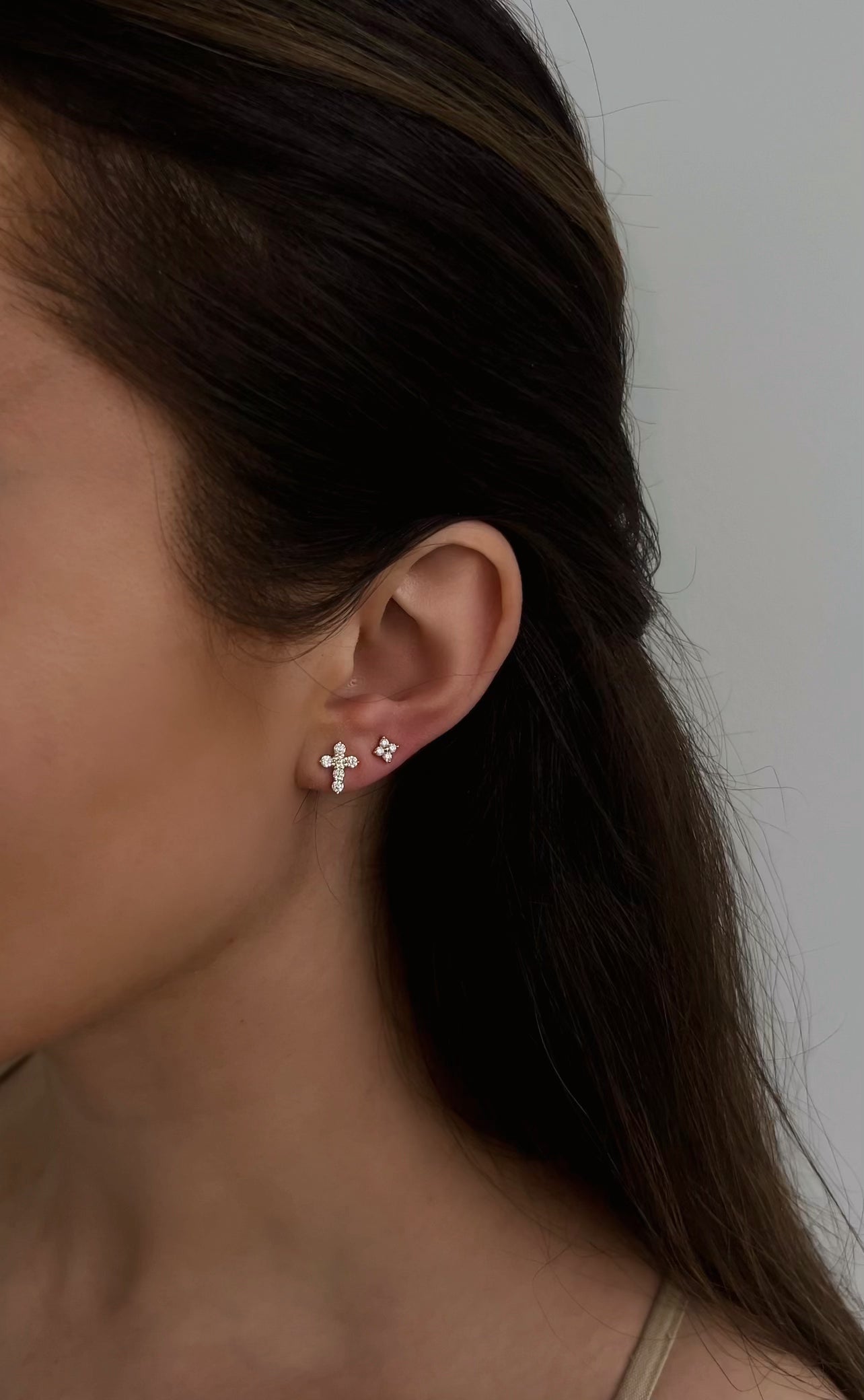 BAROQUE DIAMOND CROSS STUD