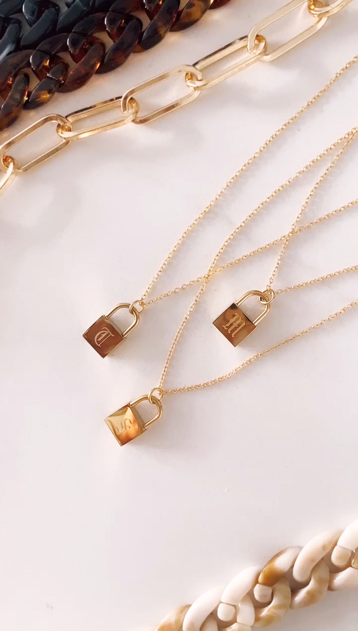 GOLD MICRO LOCK NECKLACE