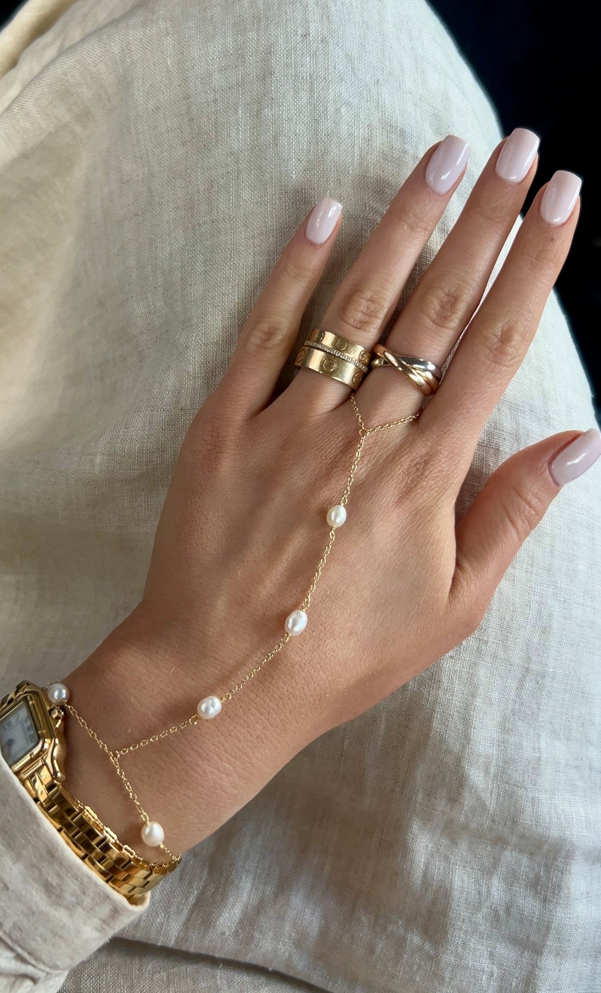 PEARL HAND CHAIN