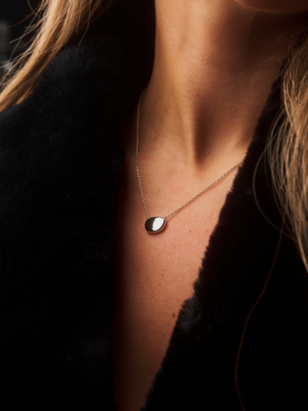 MODERN OVAL NECKLACE