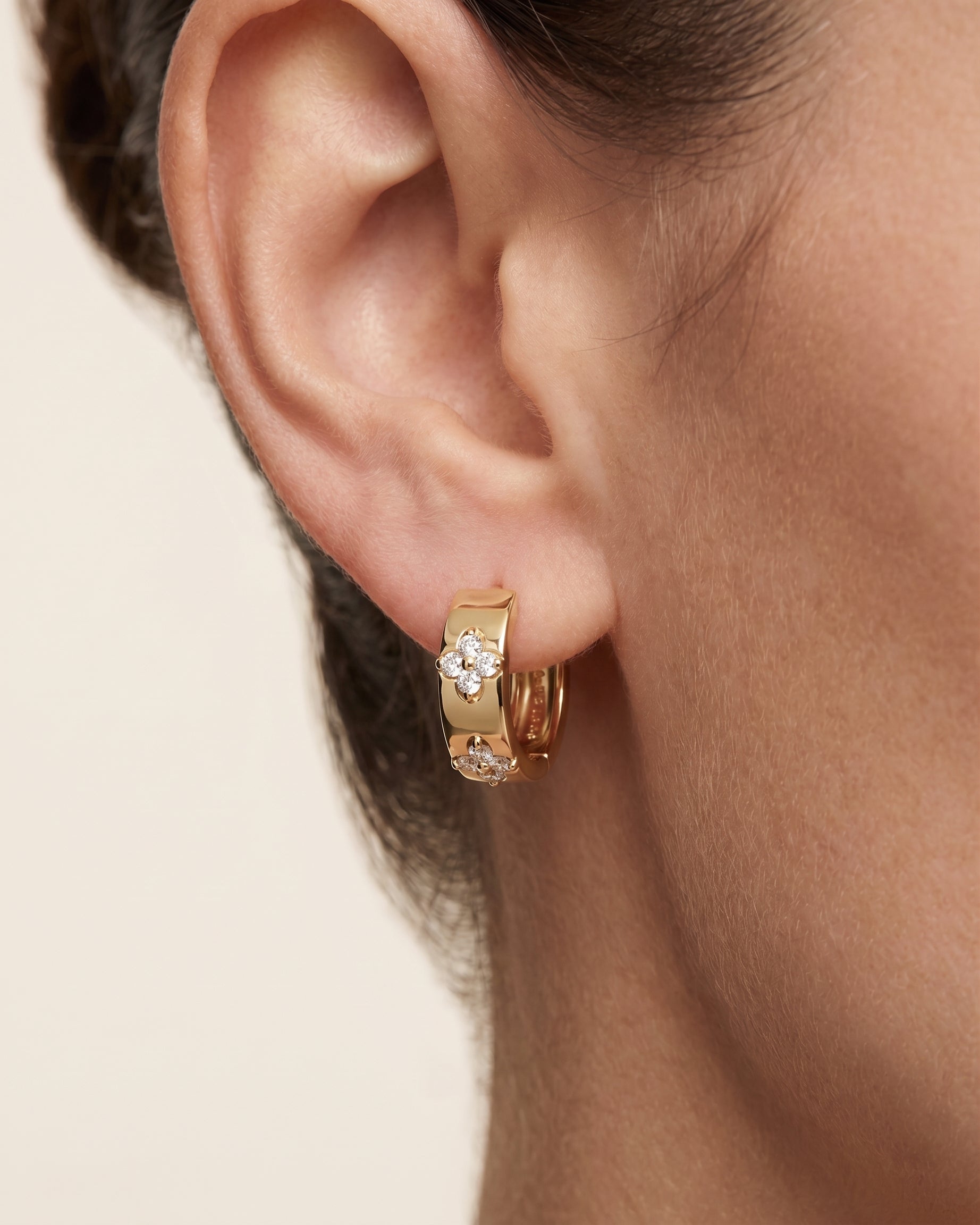 CLEO MOISSANITE HUGGIE