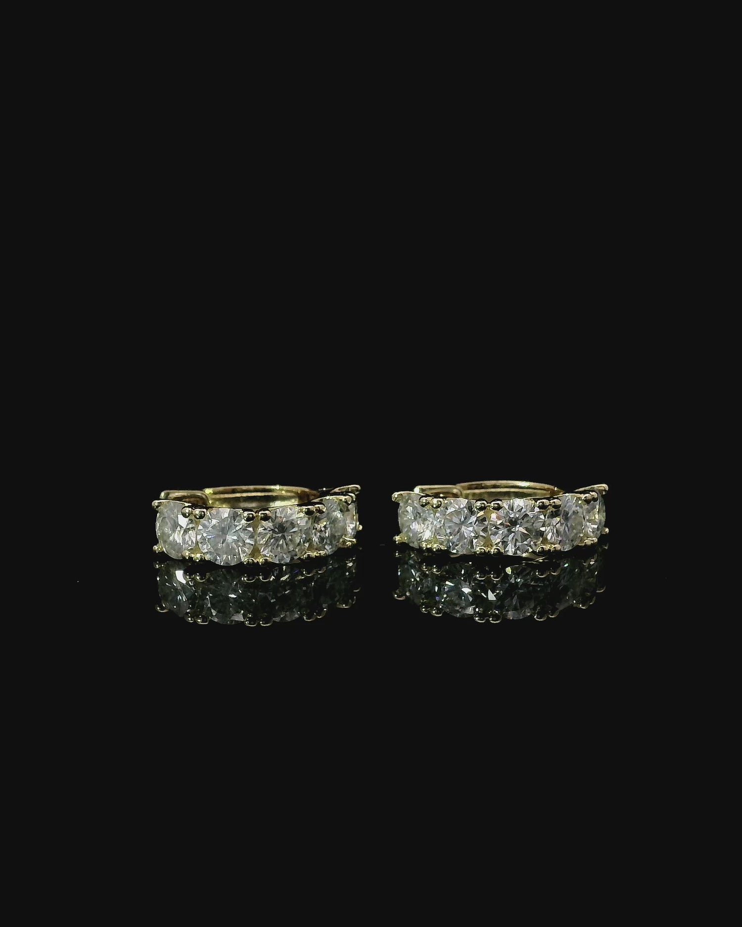 ANDIE EARRING - MOISSANITE HUGGIE